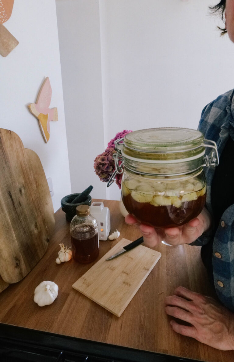 Knoblauchhonig selber machen – ein altes Hausmittel für Herbst und Winter